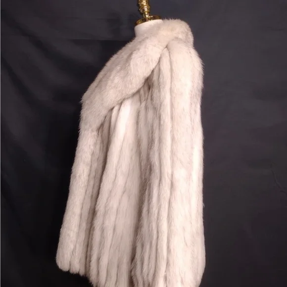 SAGA FOX Elegant White Fur Coat size L pre owned Exellent condition
